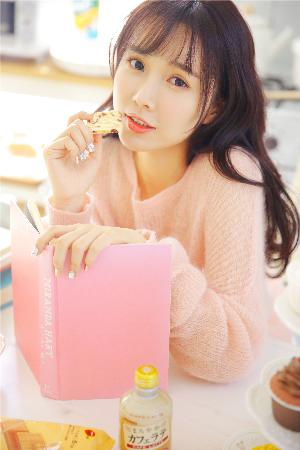 小保姆在厨房做饭