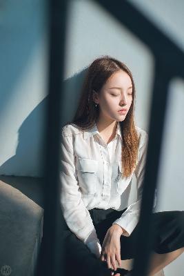 年轻漂亮的女士护士内衣