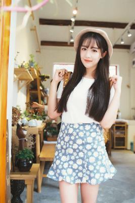 小保姆在厨房做饭