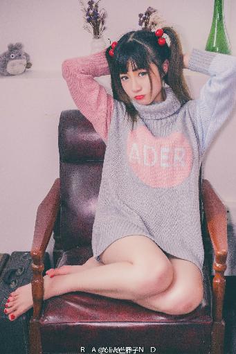 中午妈妈在厨房做饭